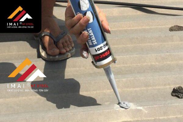 Các cách test chống thấm trên mái tôn siêu nhanh & dễ