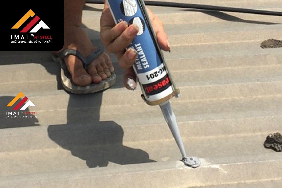 Các cách test chống thấm trên mái tôn siêu nhanh & dễ