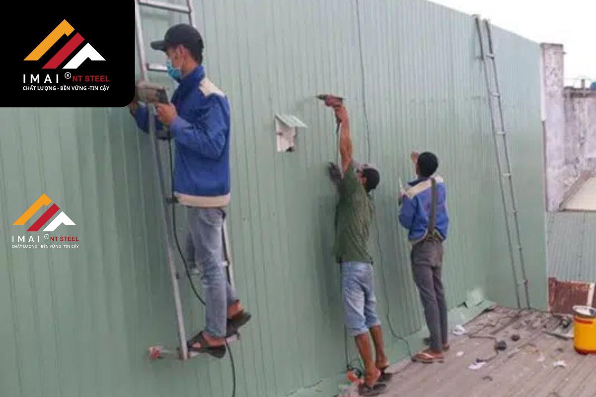 Cách đóng tôn chống thấm tường đúng kỹ thuật, đạt hiệu quả và độ bền cao
