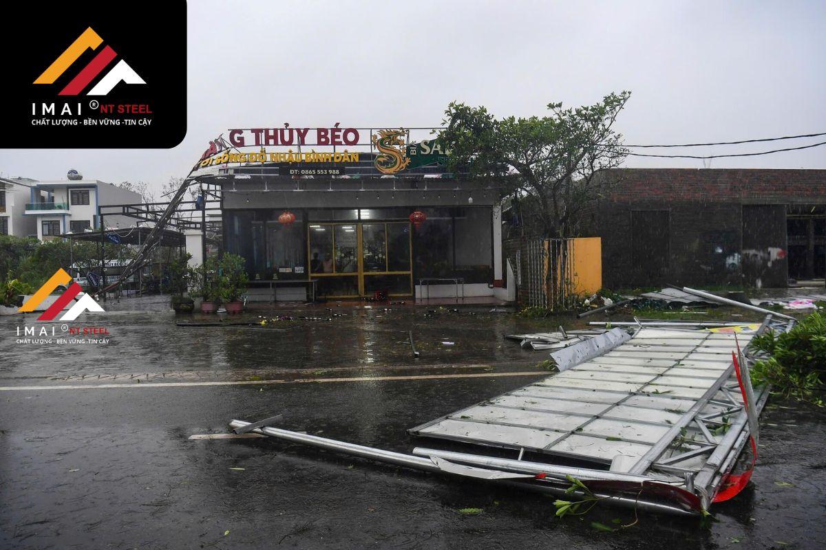 Tác hại khi mái tôn bị bay do bão