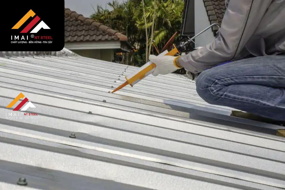 cách chống thấm giếng trời mái tôn nhanh chóng, hiệu quả sử dụng keo chống thấm chuyên dụng