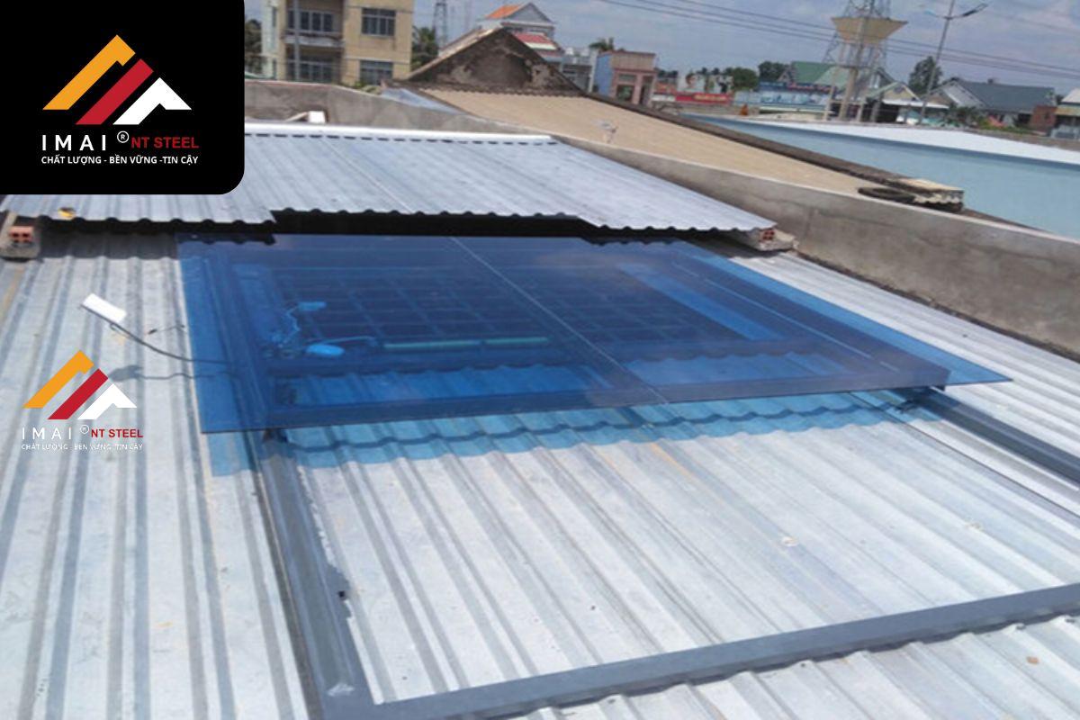 cách chống thấm giếng trời mái tôn nhanh chóng, hiệu quả lắp đặt tấm polycarbonate che giếng trời