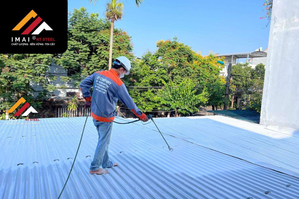 cách chống thấm giếng trời mái tôn nhanh chóng, hiệu quả sơn chống thấm giếng trời mái tôn