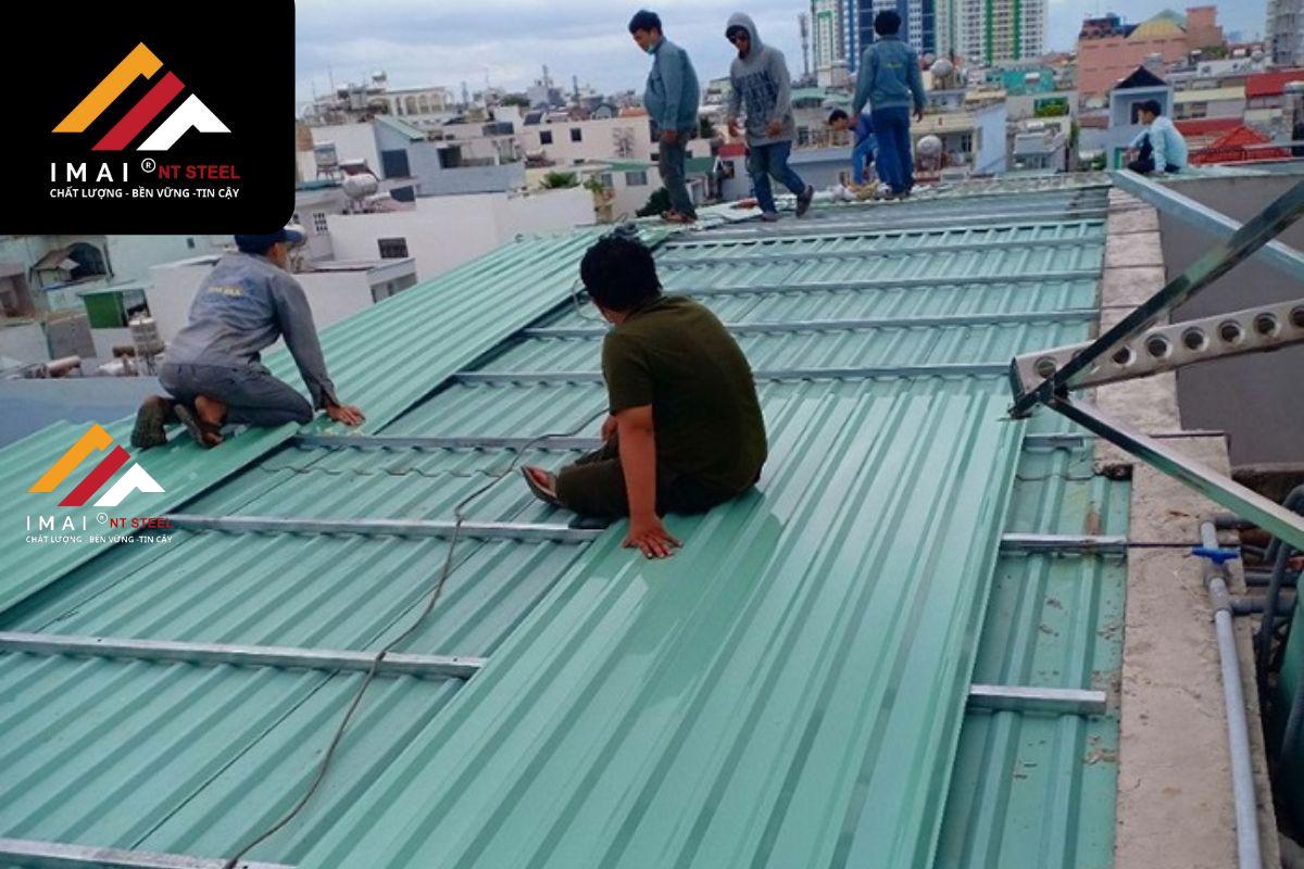 Đơn giá nhân công lợp mái tôn nhà xưởng theo m2 (đã bao gồm vật liệu)