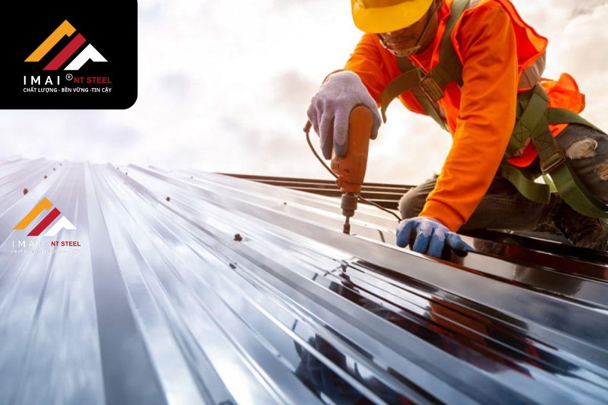 Các yếu tố ảnh hưởng đến giá nhân công bắn mái tôn nhà xưởng
