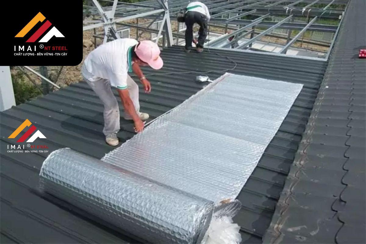 Làm mát nhà xưởng bằng cách dán tấm chống nóng mái tôn