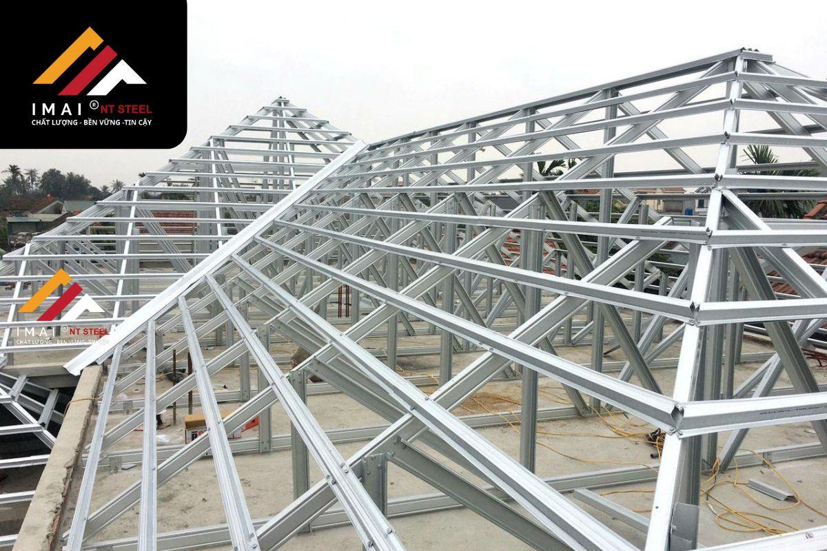 Các yếu tố ảnh hưởng đến khoảng cách xà gồ mái tôn