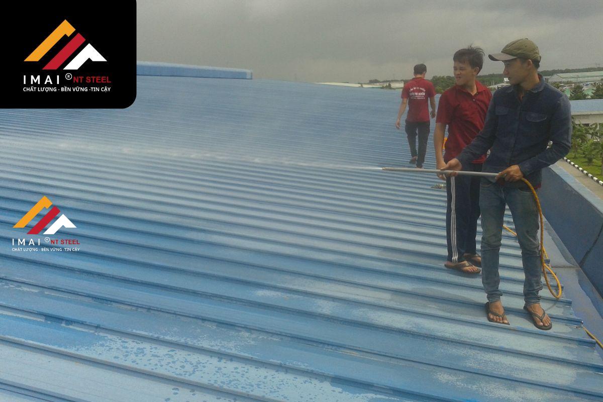 Quy trình vệ sinh trần và mái nhà xưởng bằng mái tôn chuyên nghiệp