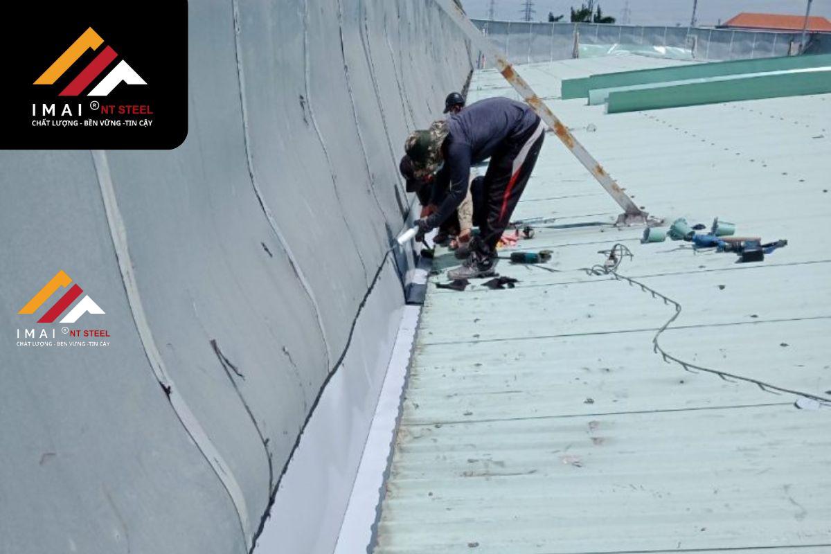 Những lưu ý quan trọng khi sử dụng Sika chống thấm mái tôn