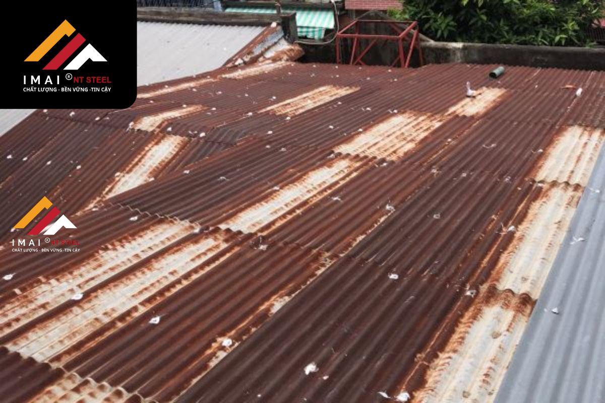 Dấu hiệu mà bạn cần ngay lập tức sửa mái tôn