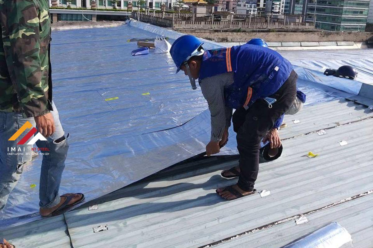 Dùng tấm dán bề mặt mái tôn cũ 