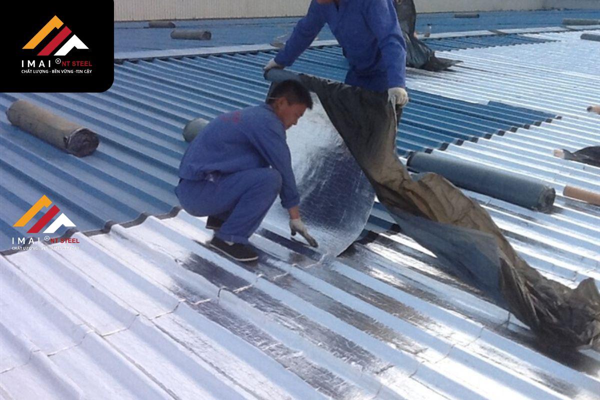 Sử dụng tấm cách nhiệt tráng bạc cách nhiệt mái xưởng công nghiệp