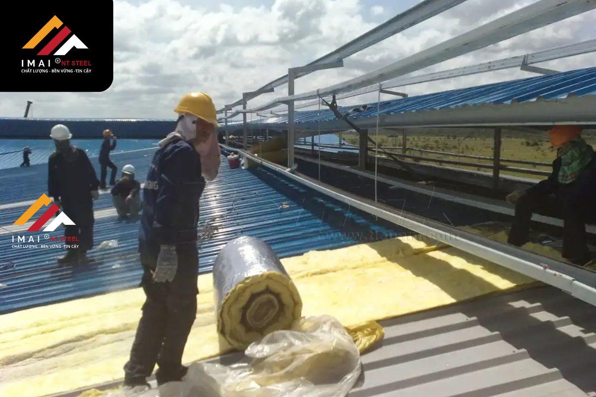 Sử dụng tấm cách nhiệt bông thủy tinh cách nhiệt mái xưởng công nghiệp