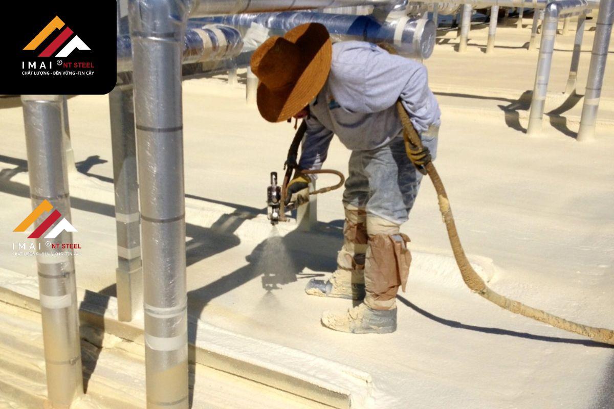 Phun PU foam cách nhiệt mái xưởng công nghiệp