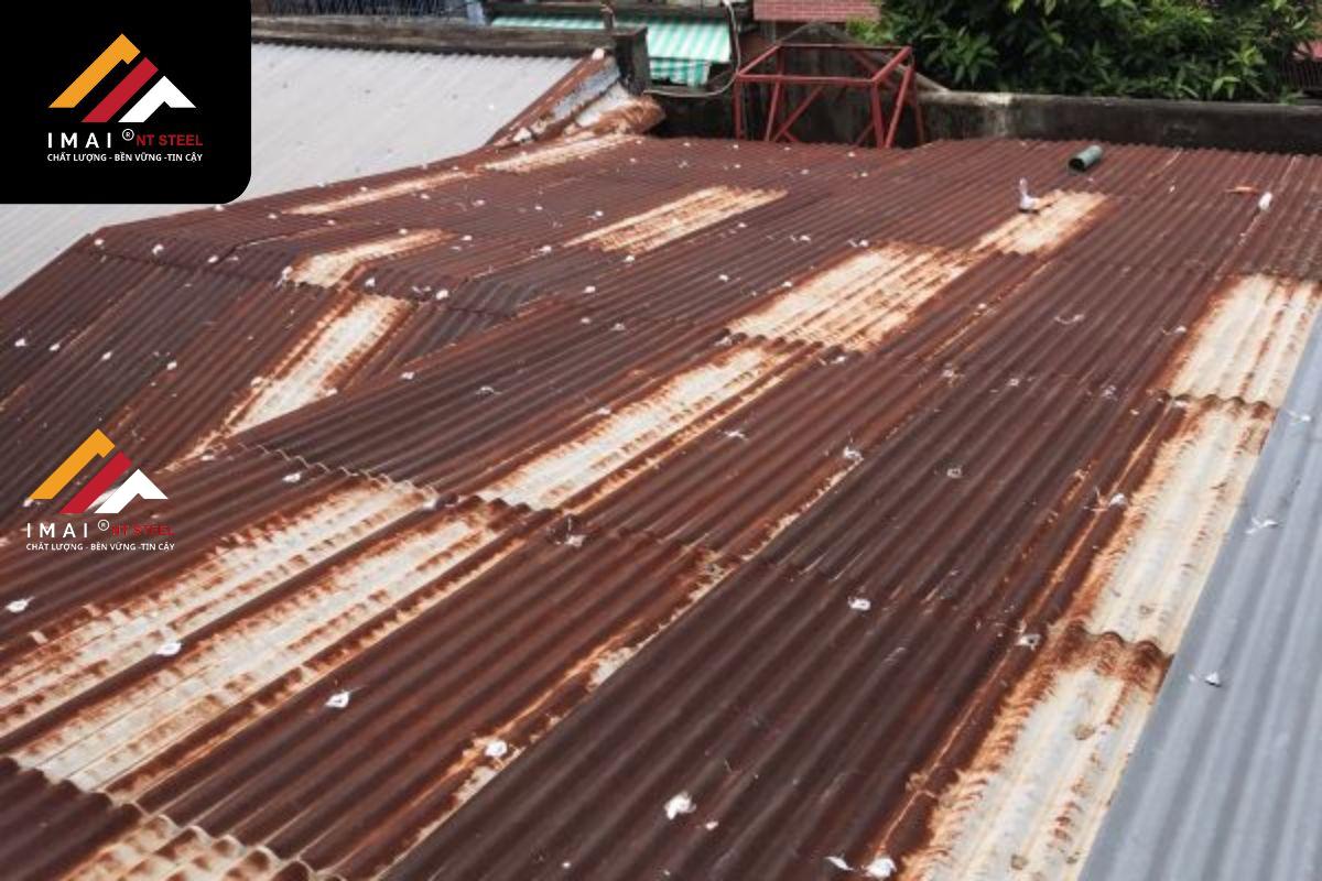 Nguyên nhân khiến mái tôn bị thấm dột