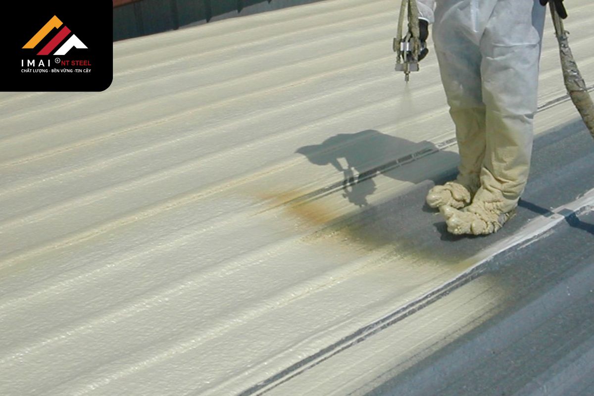 Cách nhiệt mái công nghiệp bằng vật liệu gì tối ưu nhất? Phun foam/lót tấm PU