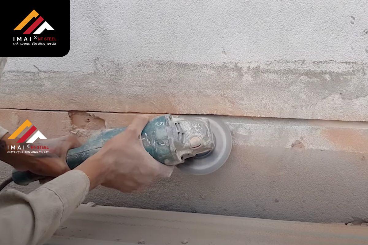 Xử lý chống thấm góc mái tôn bằng cách xẻ rãnh trên tường