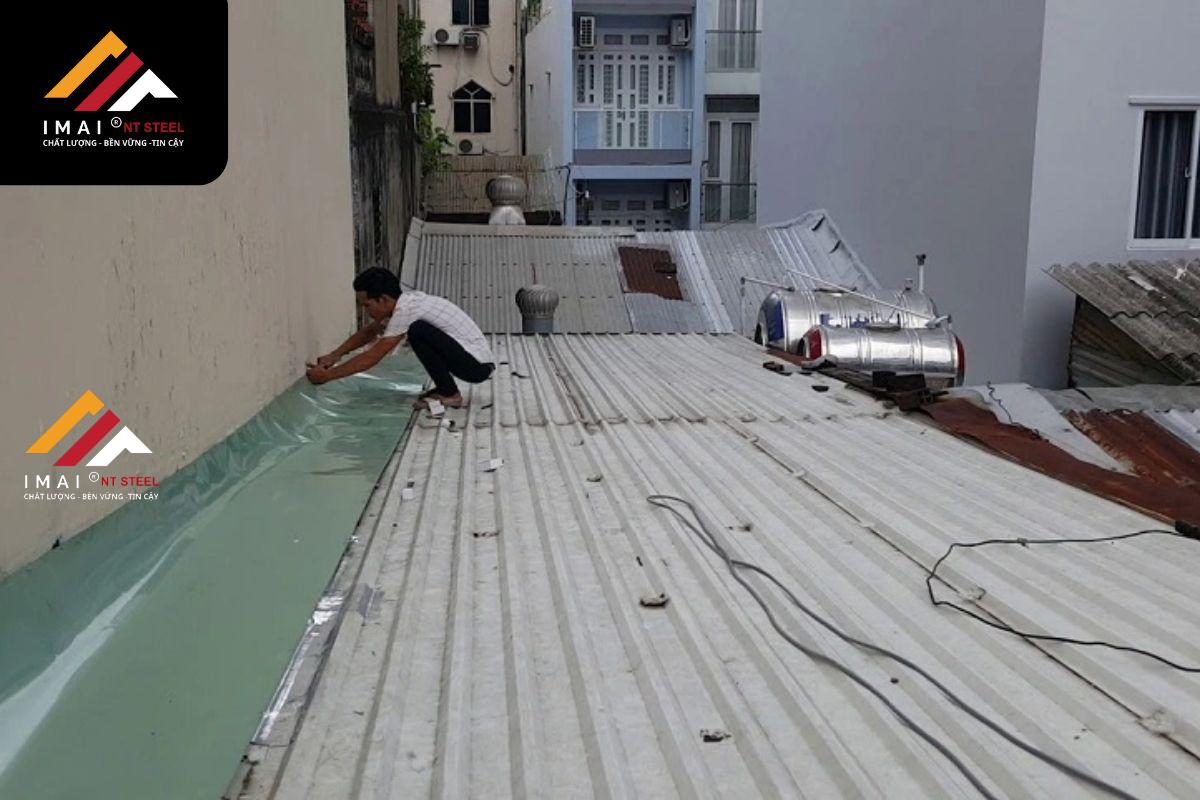 Chống thấm góc tường bằng biện pháp dùng tôn ốp